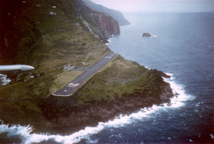 Picture of Juancho E. Yrausquin airport near the sea in Saba