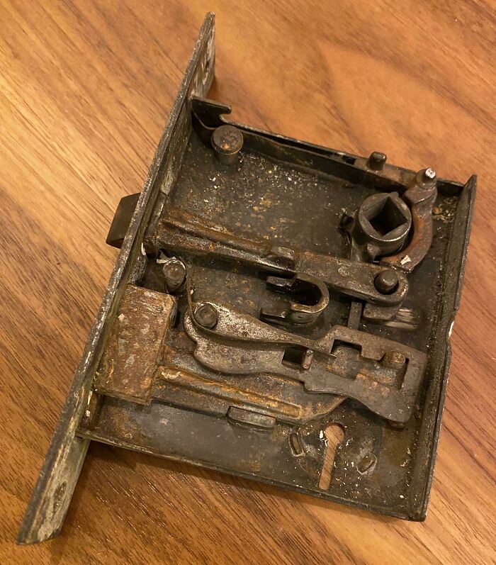 Doorknob In My 1907 House Stopped Working, So I Took The Mechanism Apart To Fix It - This Is What A 113-Year-Old Door Latch Looks Like Inside
