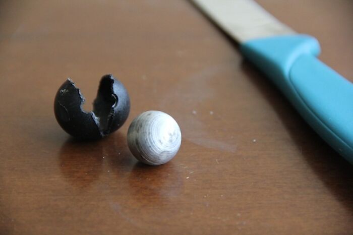 Una bala de goma con un núcleo de acero