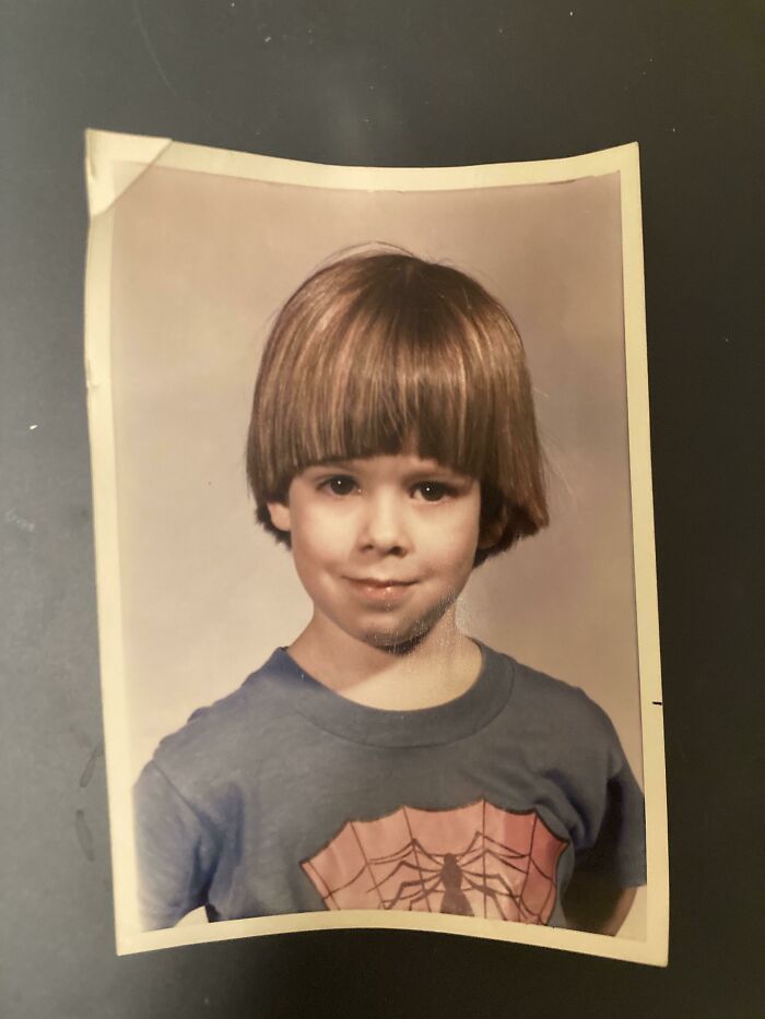 Mi madre no me dejaba usar esta camiseta de Spiderman de los 80 para el día de la foto escolar, pero igual la llevé debajo de mi ropa 