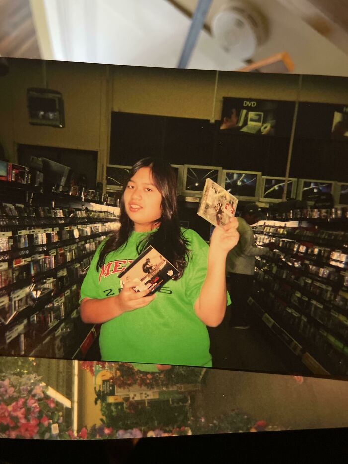Una foto de mi a los 12 años comprando mis primeros CDs 