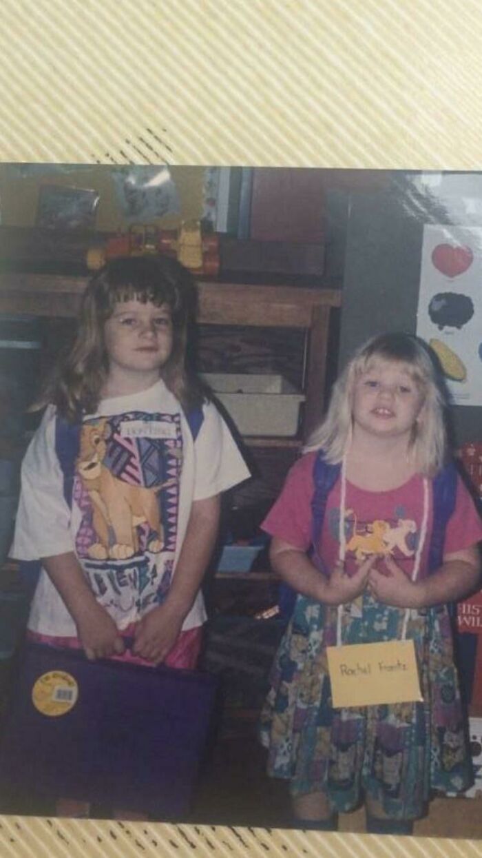 Aquí unas hermanas usando remeras del Rey León en 1994. Yo tenía 8 años y mi hermanita tenía 4. Fue mi primer día en tercer grado y su primer día en el jardín de niños 