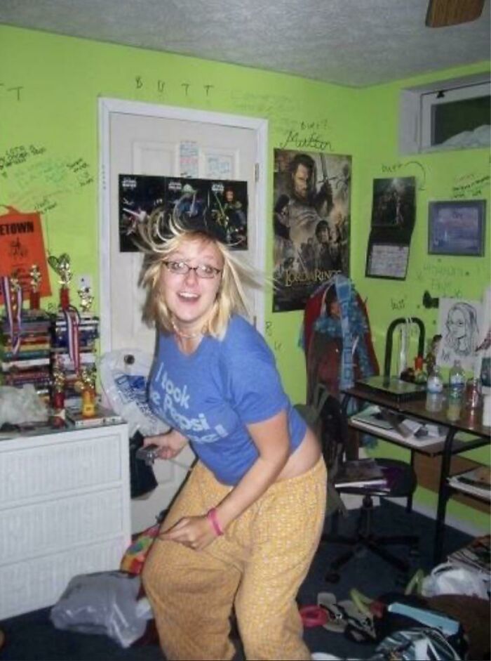 En mi habitación, en 2006. Mi hermana escribió “trasero” en todas las paredes 