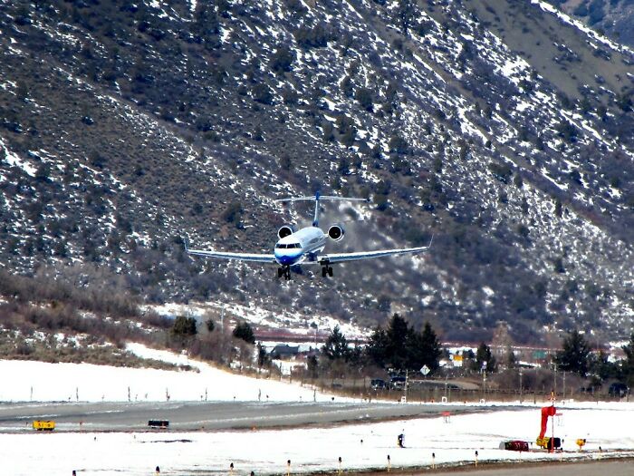 Picture of plane flying in Aspen/Pitkin County airport in Colorado, USA