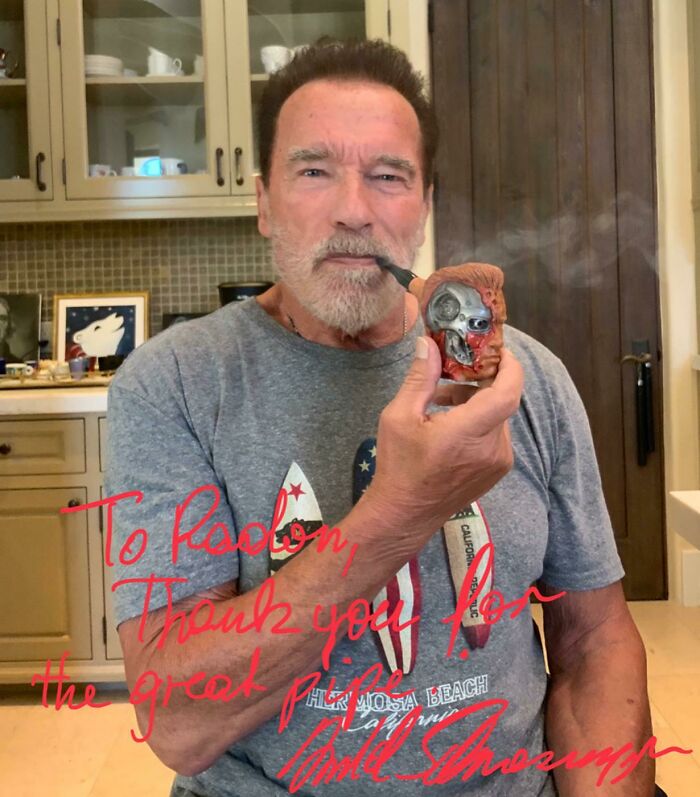 Tallé y regalé la "pipa Terminator" a Arnold el día de su cumpleaños y me envió una foto