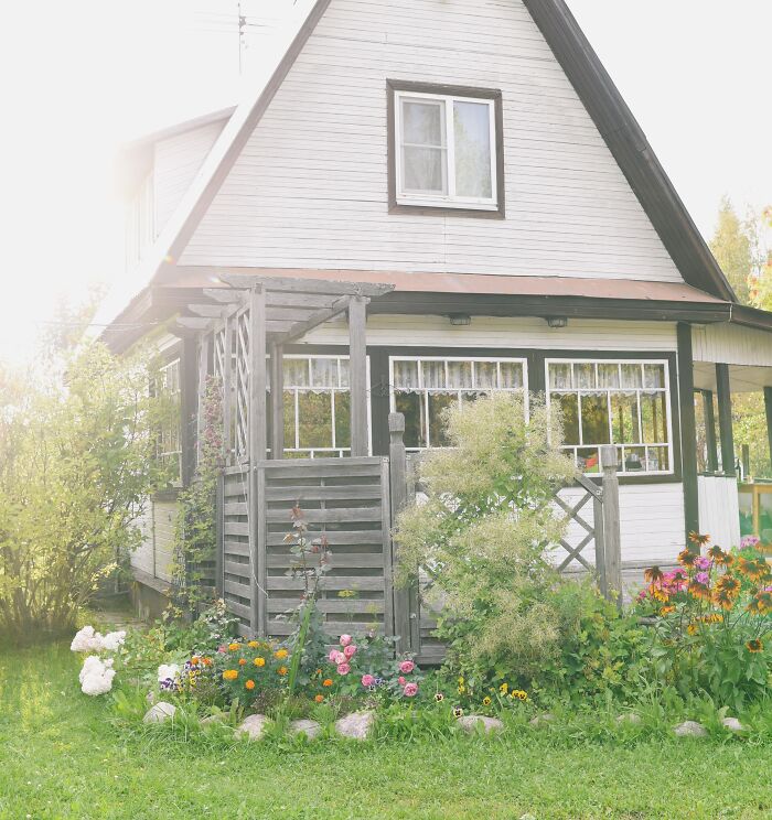 Small House And Garden 