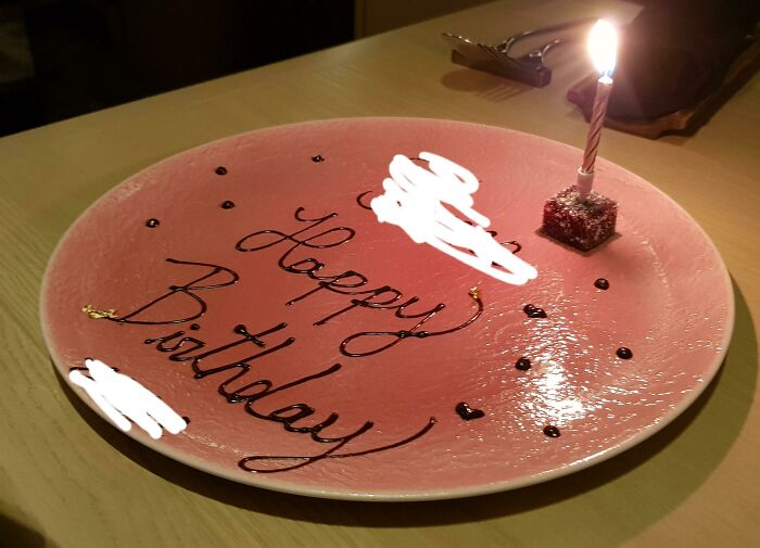 Esta tarta de cumpleaños gratis en un restaurante de lujo