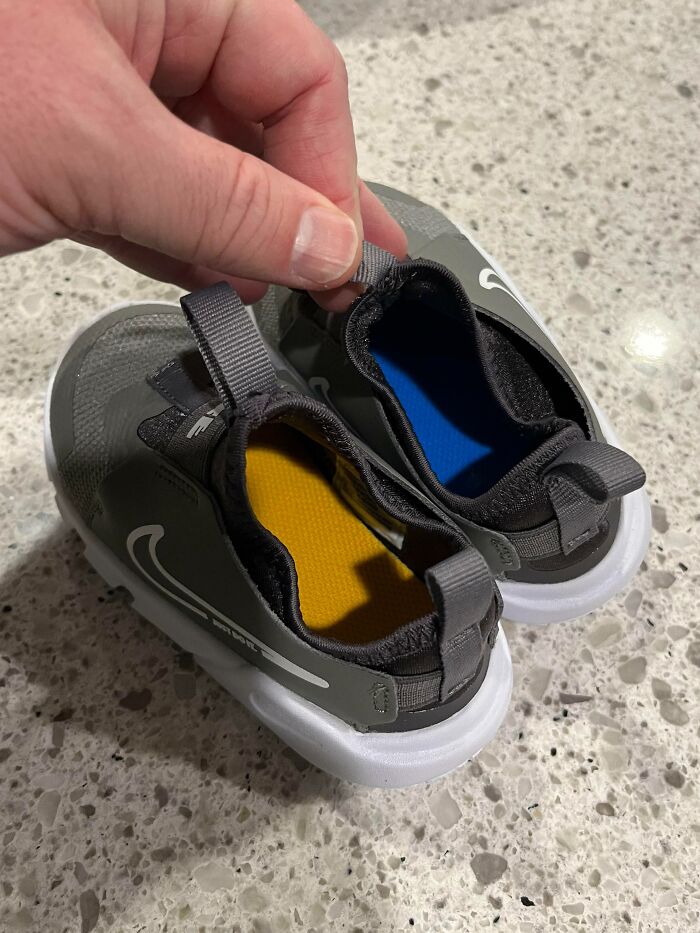 Los zapatos de mi hijo tienen plantillas de distintos colores para que le resulte más fácil distinguir la derecha de la izquierda