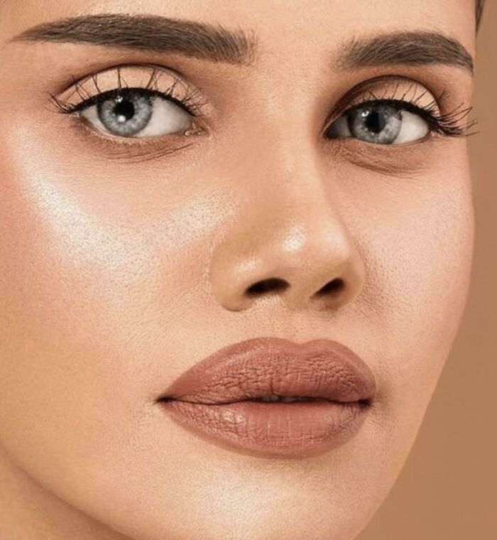 It’s Really The Overlined Lips, She Has Naturally Beautiful Thick Lips. 🤷🏽‍♀️