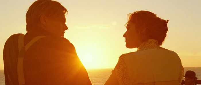 Rose and Jack watching sunset on the Titanic 