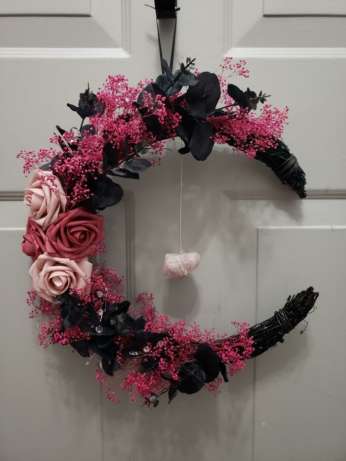 Photo of DIY wreath with pink flowers