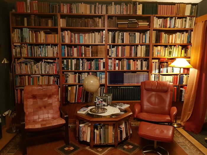A bookshelf along the entire wall