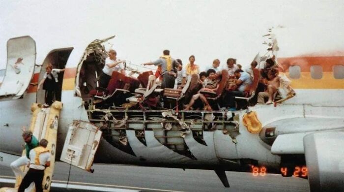 28 de abril de 1988: El techo de un avión de Aloha Airlines se desprendió en pleno vuelo a 24.000 pies de altura, pero pudo aterrizar sin problemas. Una azafata fue succionada fuera del avión. Su cuerpo nunca fue encontrado