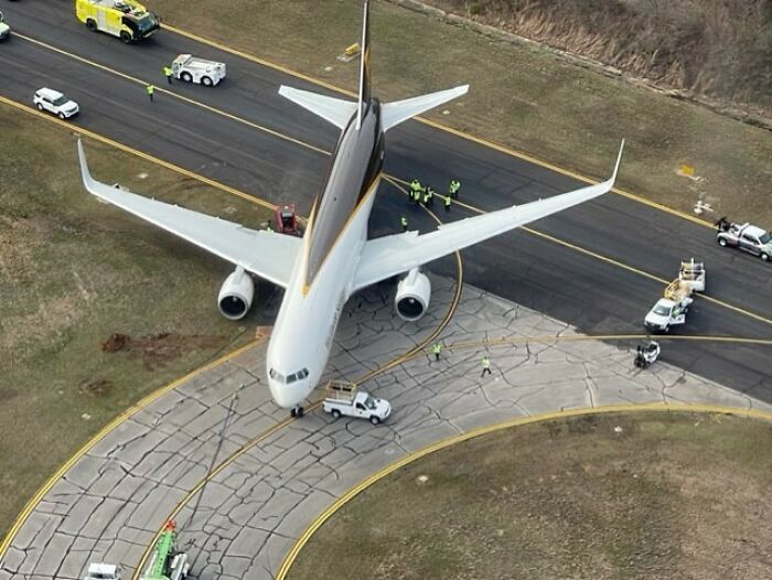 UPS Plane Cuts Corner And Gets Stuck In The Mud At The Birmingham Airport... They Are Still Trying To Get It Out! 😂