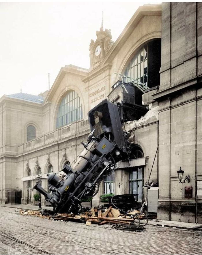 Solicito humildemente que esta imagen se utilice como imagen del subreddit. El descarrilamiento de Montparnasse - 1895