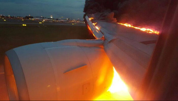 Singapore Airlines Sq368 On Fire After Emergency Landing