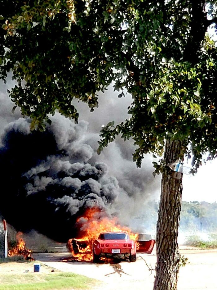 Corvette en llamas. Visto en Dallas hoy 17/8/2022