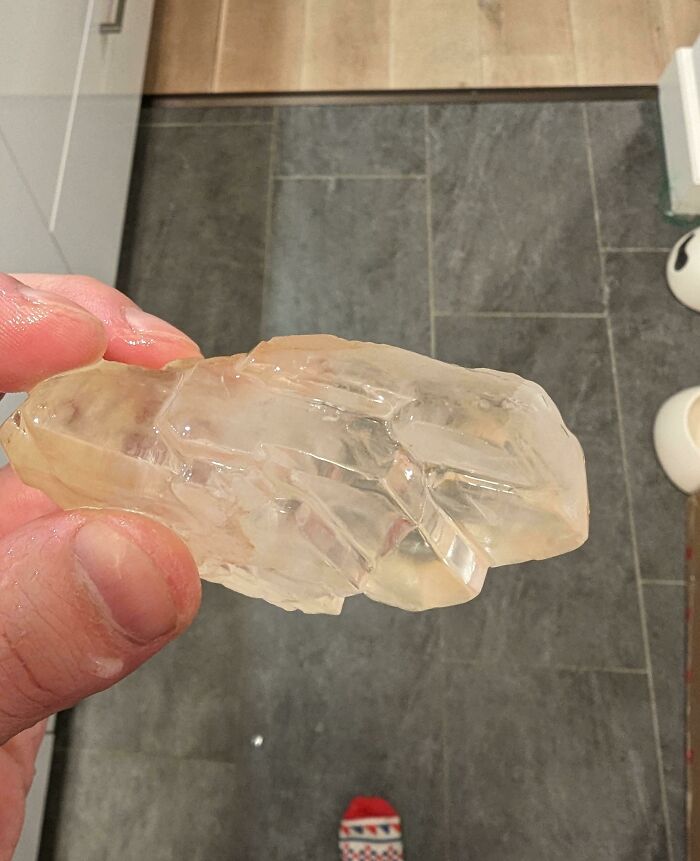 Un enorme cristal de azúcar creció en el fondo de mi lata de sirope de arce