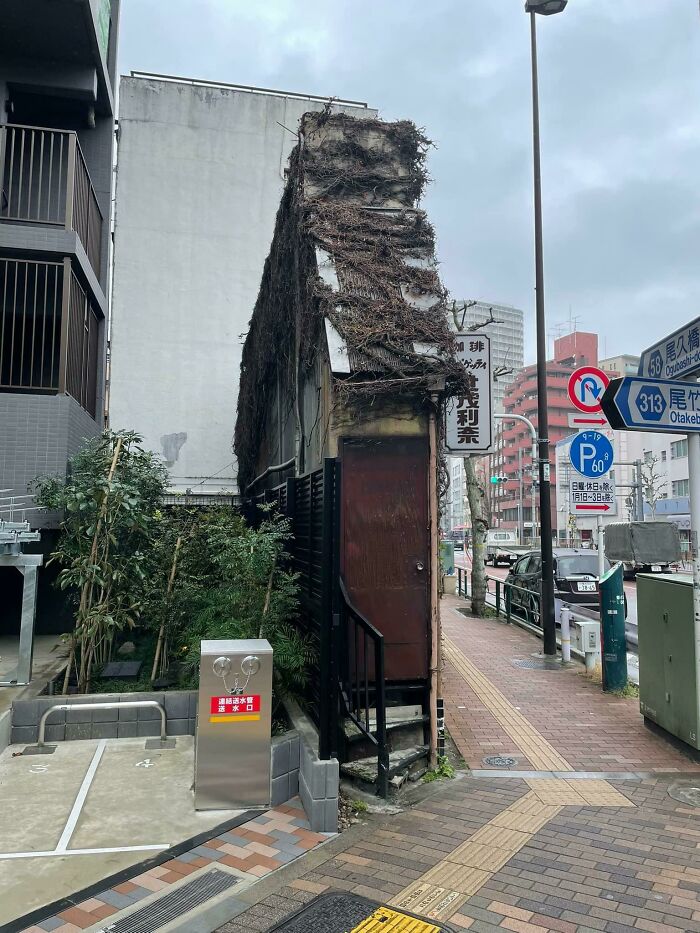 Este edificio de Tokio tiene literalmente la anchura de una puerta