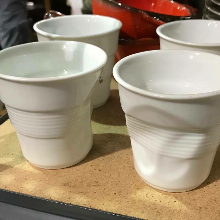 Vasos de cerámica con aspecto de vasos de plástico abollados