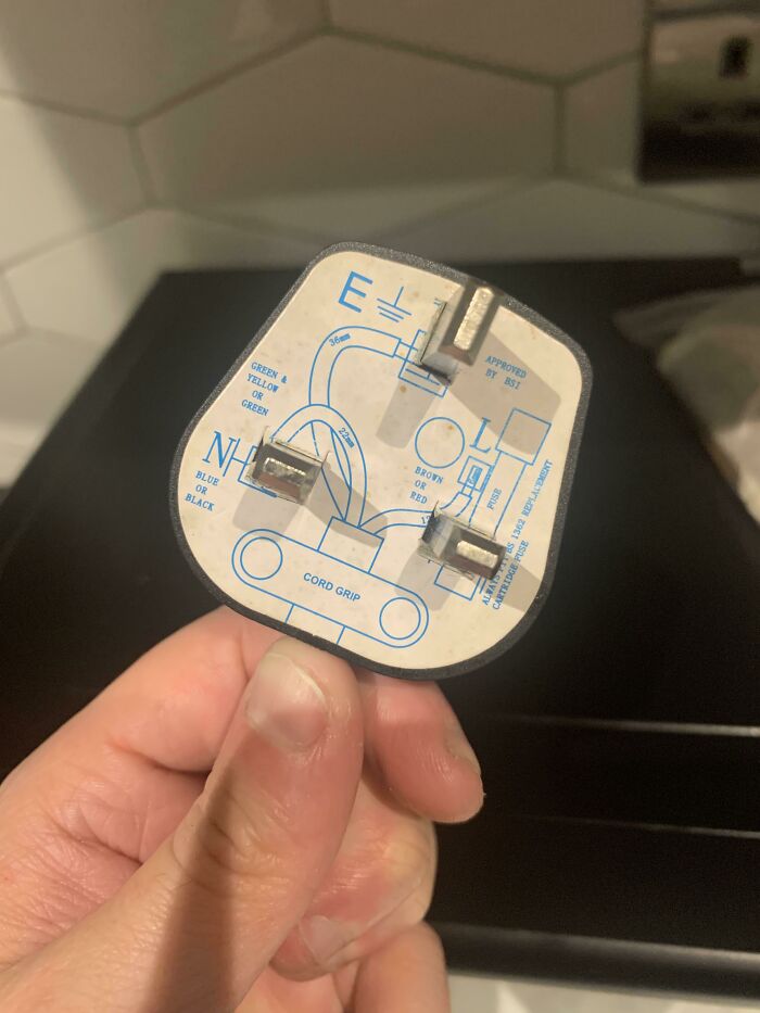 El enchufe tiene un diagrama que muestra la disposición de los cables en su interior y cuál es la toma de tierra