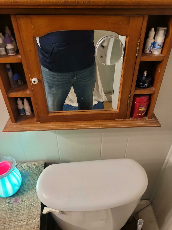 Funny mirror placement behind the toilet 