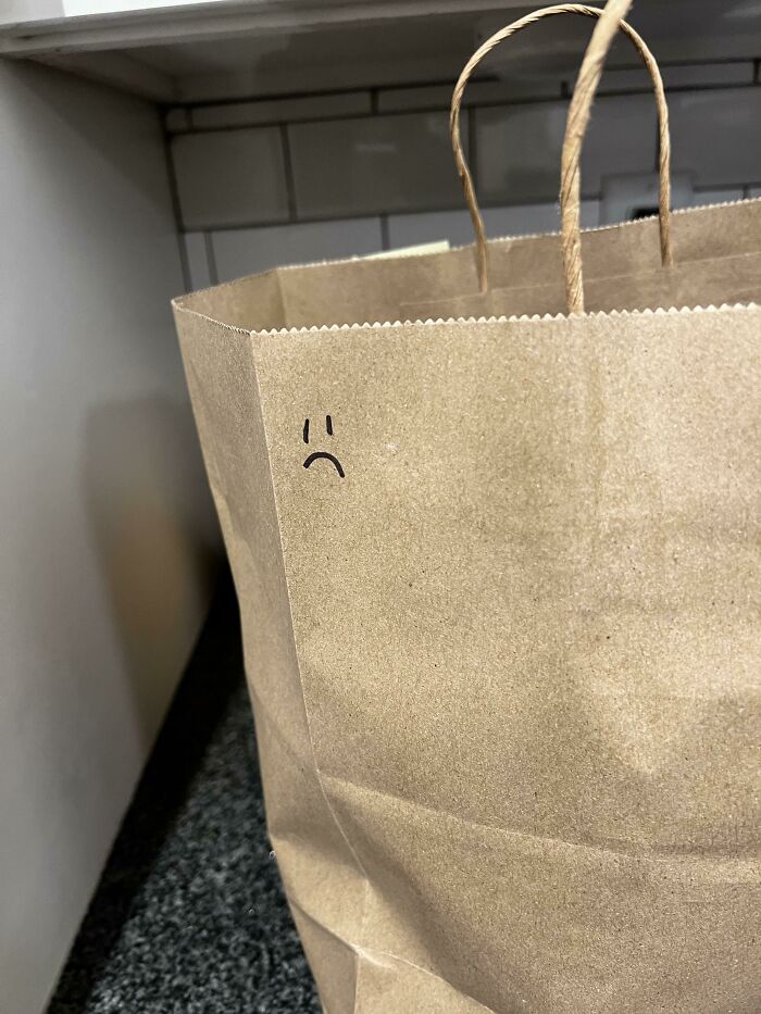 Mi pedido para llevar tenía una cara triste dibujada en la bolsa