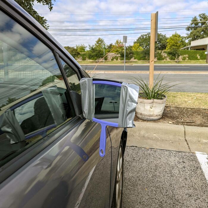 Mirror attached to a car's mirror 