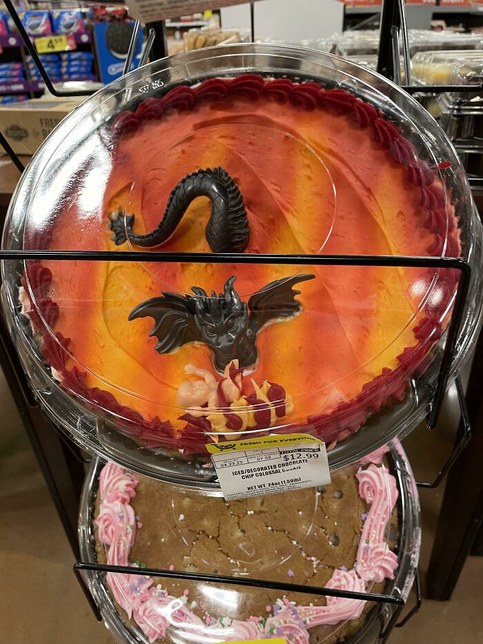 Esta tarta en Meijer's tiene un dragón asando un bebé