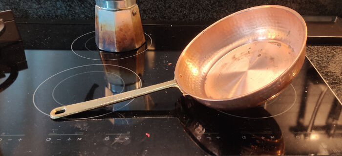 The Handle Of This Pan Is Heavier Than The Pan Itself, Making It Fall Over Immediately