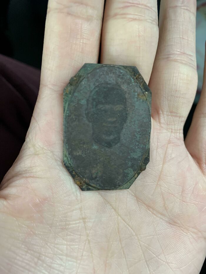 Encontrado detectando metales en el exterior de una antigua iglesia