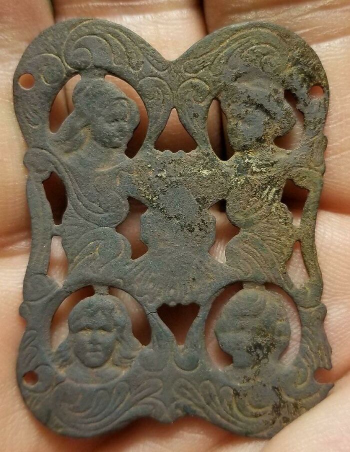 My Dad Found This Earlier Today With His Metal Detector And Has No Clue What It Is. Its About 5cm X 4cm. What Is This Thing?