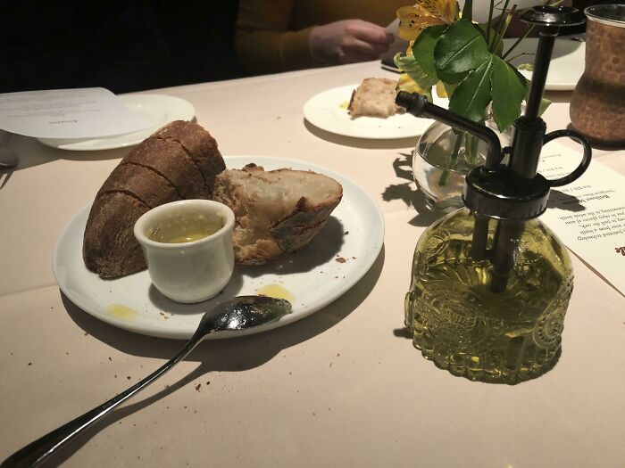 Cuando descubres por las malas que el desinfectante de manos del restaurante italiano se ve exactamente como el aceite de oliva