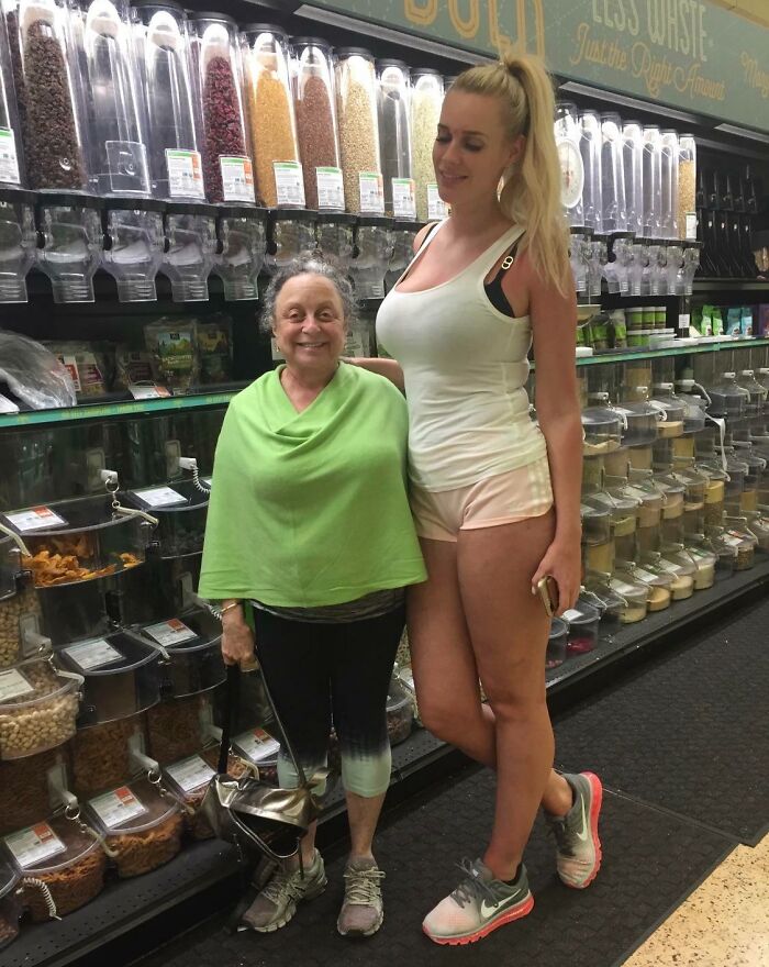 My Short Mom Sends Our Family Photos Of Her With Really Tall People