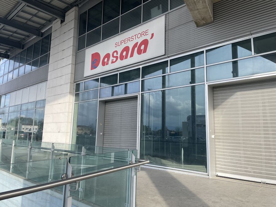 “Comfortable Dystopia”: 6 Photos Of An Abandoned Retail Center