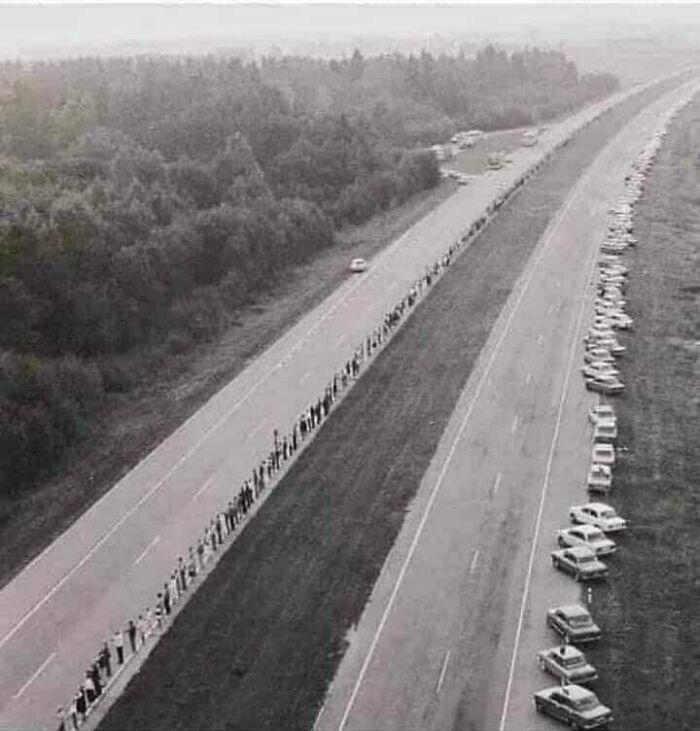 23 de agosto de 1989: 2 millones de personas forman una cadena humana a través de Letonia, Estonia y Lituania, uniendo a los 3 países para mostrar al mundo su deseo de escapar de la Unión Soviética