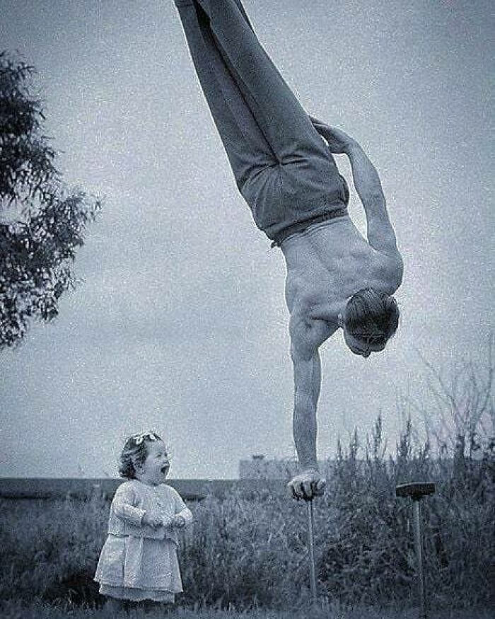 Una niña ve a su padre hacer acrobacias