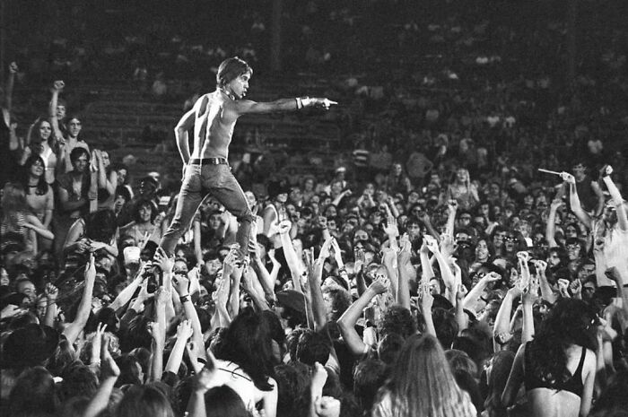 Iggy Pop levantado por la multitud en una pose mesiánica en un concierto en Cincinnati en 1970