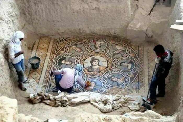 Arqueólogos descubren mosaicos de 2.200 años de antigüedad en una antigua ciudad griega llamada Zeugma, en la provincia turca de Gaziantep