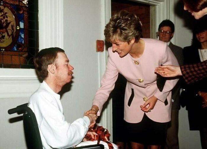 Princess Diana Shakes Hands With An Aids Patient Without Gloves, 1991
