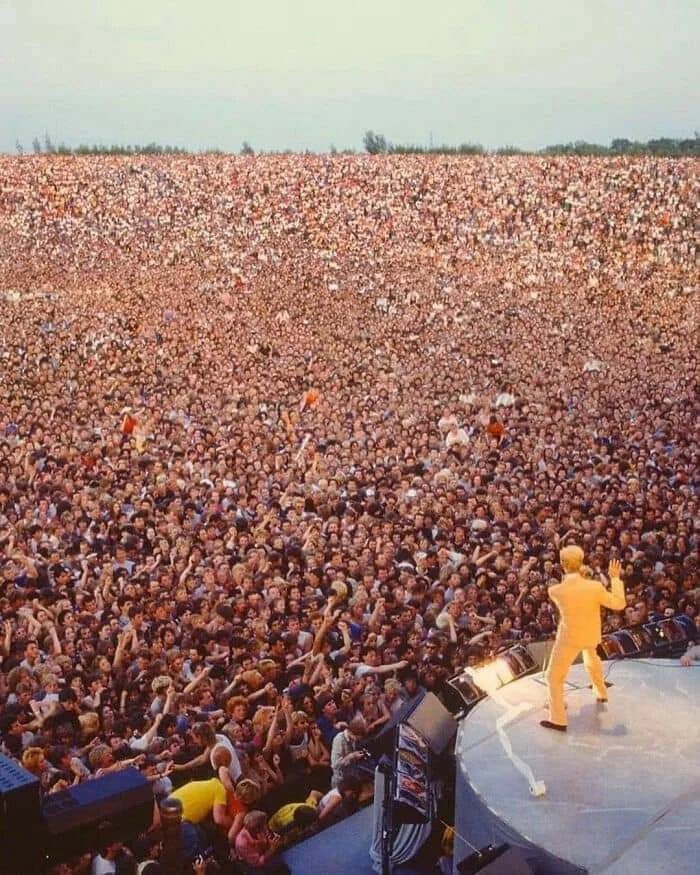 David Bowie actúa ante una multitud en el Milton Keynes Bowl en 1983