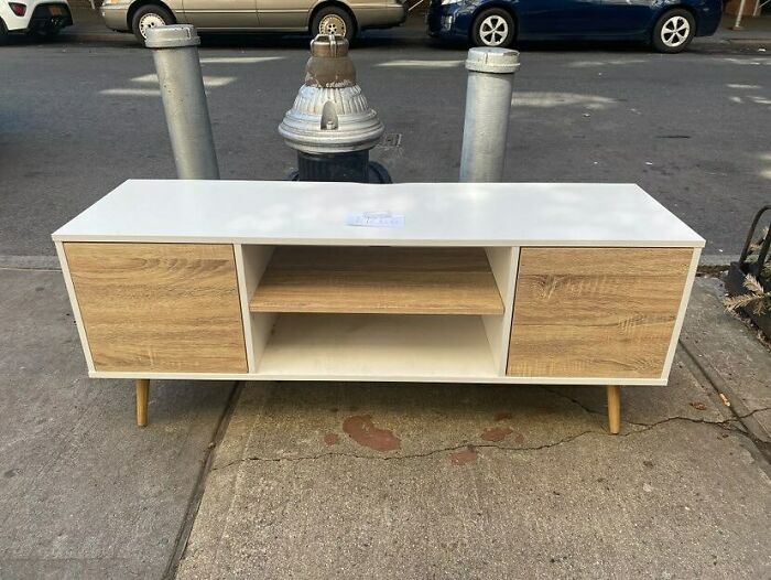 Ummm You’re Coming Home With Me…there’s An Entertainment Console Labeled “Free” On 68th Between Central Park West And Columbus!