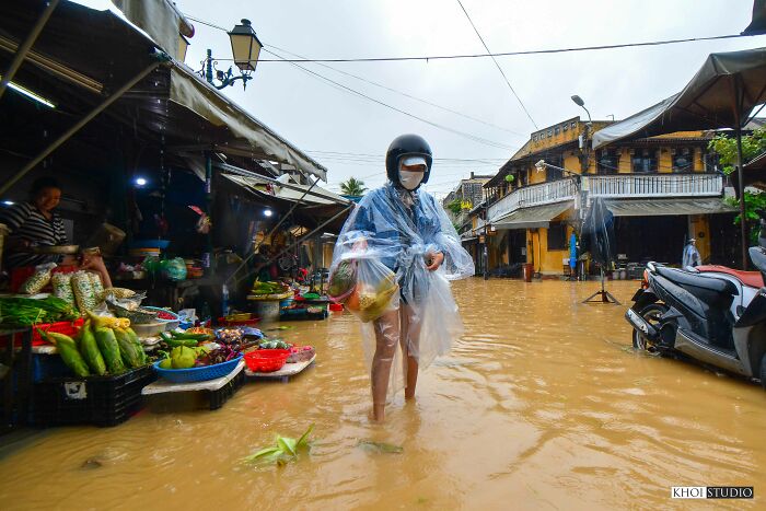 I Travelled To Hoi An, Vietnam, And Took Pictures To Show What People’s Life Looks Like During Flood Season