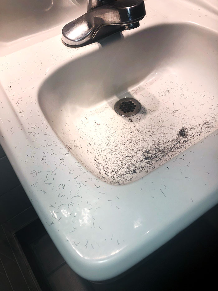  Alguien se afeitó en el lavabo del restaurante y lo dejó así. Esta ni siquiera es la primera vez que alguien se ha bañado, se ha afeitado o ha fumado marihuana en el baño