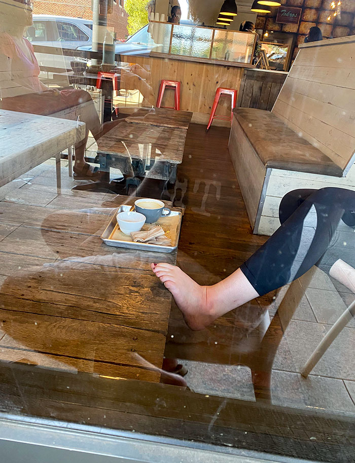 Los desagradables pies de esta mujer sobre la mesa de la cafetería