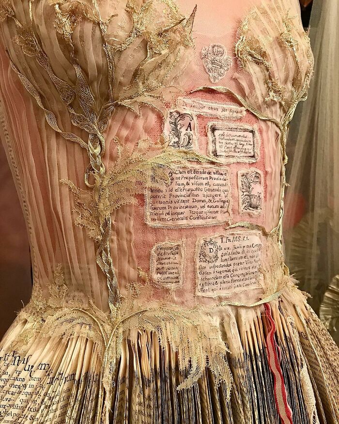 French Stylist Creates Dresses With Books And Unusual Materials And These Become True Works Of Art (New Pics)