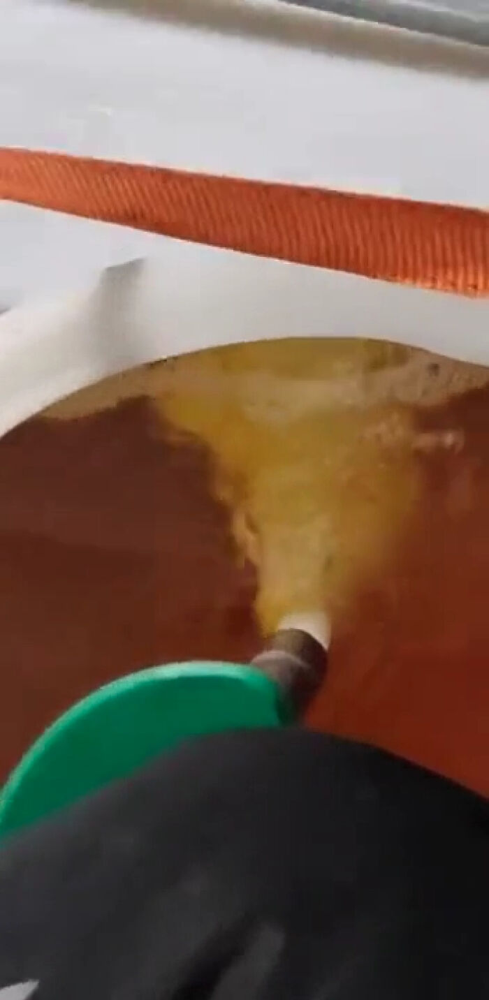 A Station Worker In Finland Made A Mistake By Setting The Fuel Price To 0.014 Euro Per Liter. Dude Immediately Took Advantage Of The Mistake And Filled The Canister With 1000 Liters Of Fuel