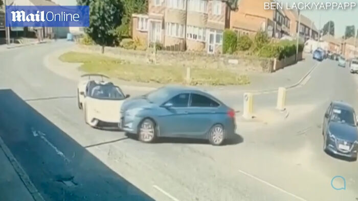 Hyundai I40 Gets Into Accident With An Expensive Car