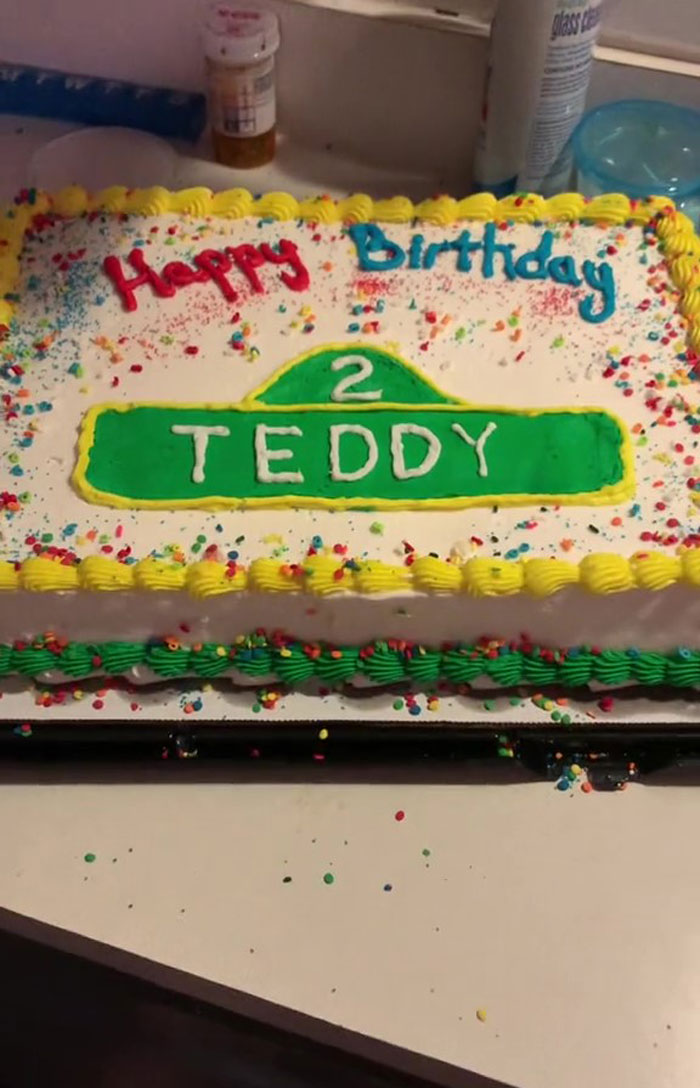 Costco Flat-Out Hands Woman Blank Cake, Supposedly Refusing To Color It As Per Her Order Due To Copyright, Expects Her To Just Accept It Costco Flat-Out Hands Woman Blank Cake, Supposedly Refusing To Color It As Per Her Order Due To Copyright, Expects Her To Just Accept It