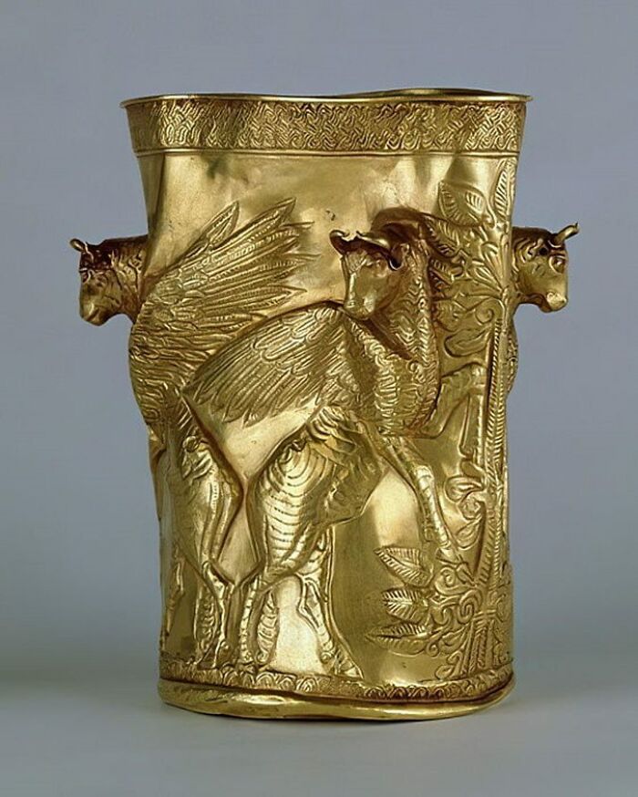 Este extraordinario vaso de oro, decorado con toros alados y follaje, fue fabricado hace más de 3.000 años por hábiles artesanos iraníes (Museo Nacional de Irán, Teherán)